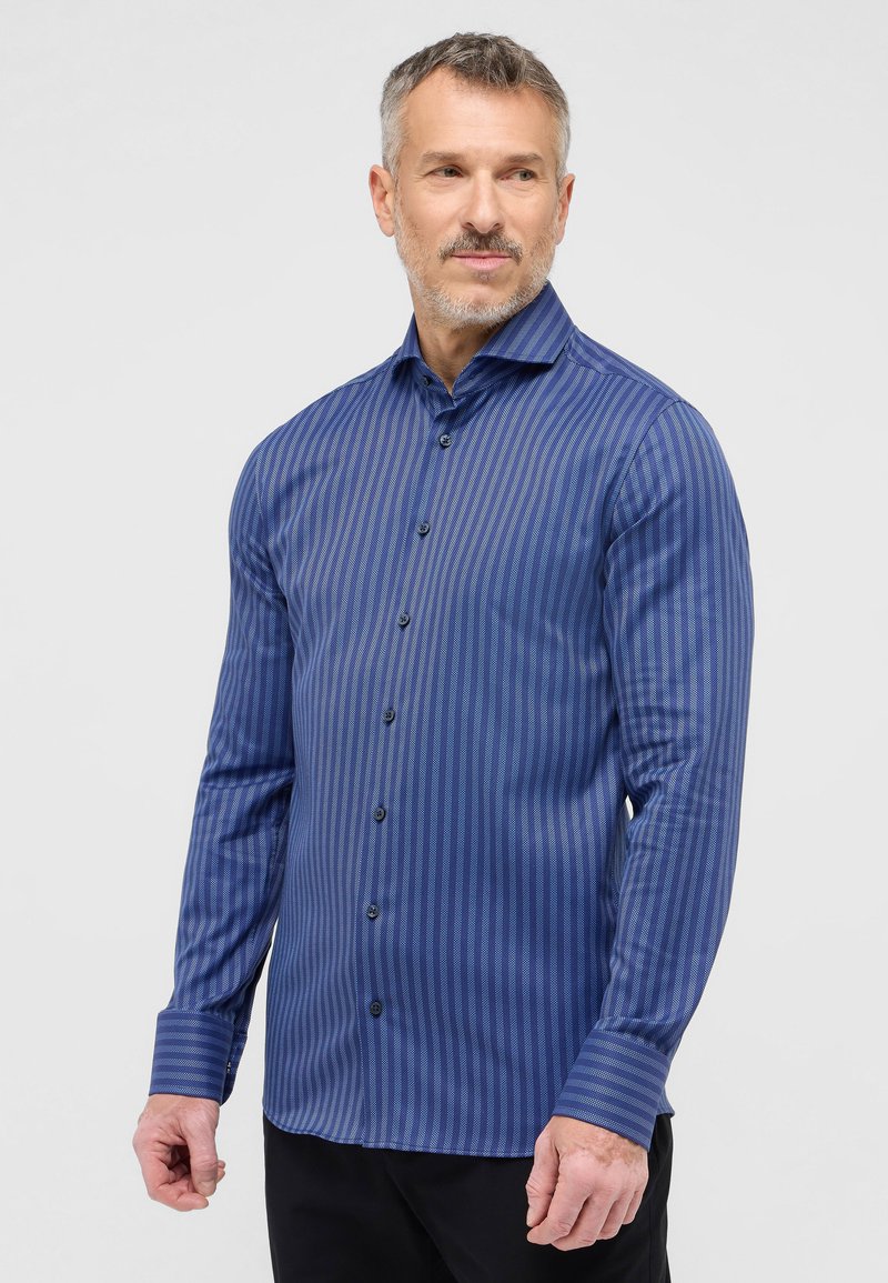 Blauwe langemouwen shirt met verticale strepen, gemaakt van een gladde stof. Met een uitlopende kraag, knoopsluiting en contrasterende knopen.