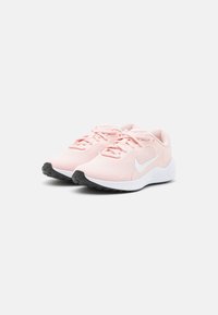 Nike Performance REVOLUTION 7 - Chaussures de running sur route - echo pink/white/black/summit white