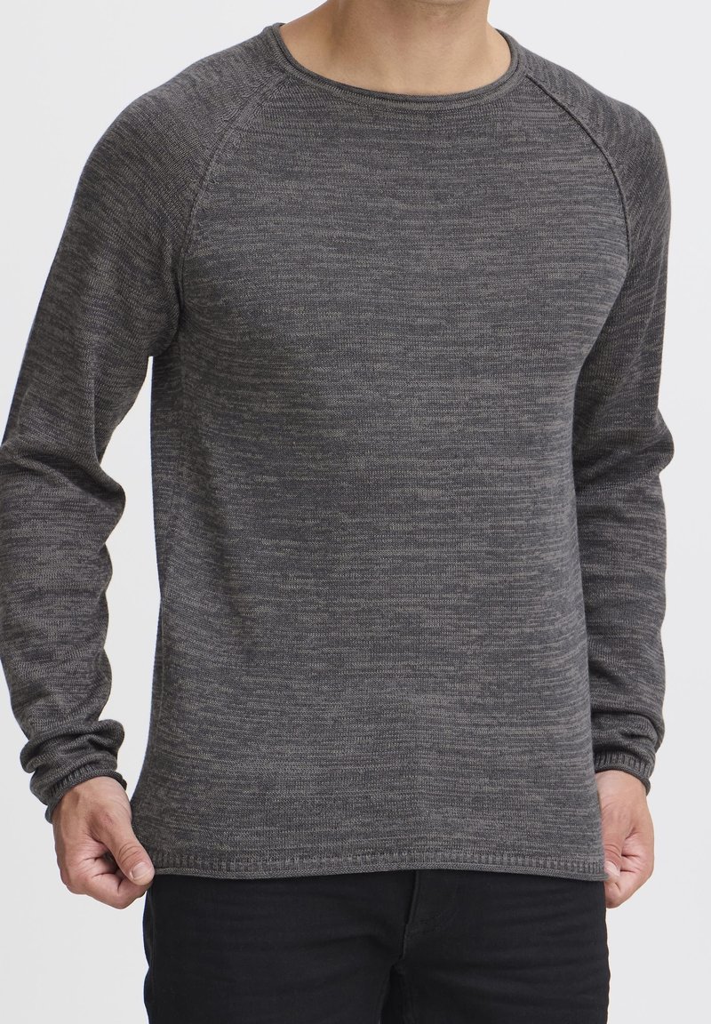 Grauer langärmeliger Pullover mit Rundhalsausschnitt und strukturierter Strickweise. Verfügt über Raglanärmel und einen geraden Saum, der eine lässige Passform bietet.