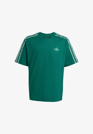 Zelené bavlněné tričko s krátkým rukávem, s bílým designem tří pruhů na ramenou a malým logem na hrudi.