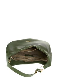 Borsa a mano verde in pelle con finitura testurizzata, hardware dorato, chiusura con zip e fodera interna pattern con il nome del brand.