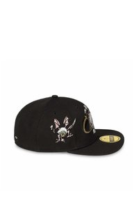 Gorra de béisbol negra con diseños bordados: un bate con un ojo y un espejo reflectante. Visera curvada, cierre ajustable tipo snapback.