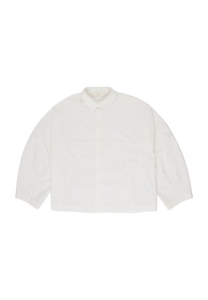 Witte blouse met lange mouwen, knopen, klassieke kraag en een losse, boxy pasvorm, plat liggend op een witte achtergrond.