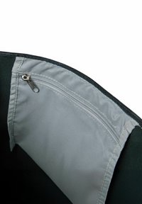 Schwarzes Tascheninnere mit einem grauen Futter. Verfügt über eine Reißverschlusstasche mit einem silbernen Zipper. Glatte Textur, saubere Nähte, minimalistisches Design.