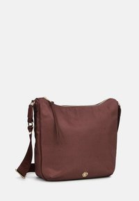 Borsa a spalla in materiale testurizzato bordeaux con hardware dorato, chiusura con zip e tracolla regolabile. Caratterizzata da un delicato motivo decorativo.