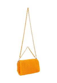 Orange hæklede taske med rektangulær form, der har en struktureret overflade, en metallisk kædesnor og et karakteristisk syet design.