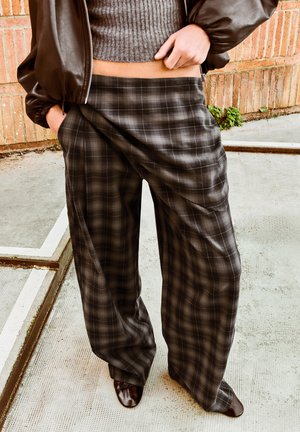 Bershka TAILORED FIT SCARF   - Hlače - dark brown