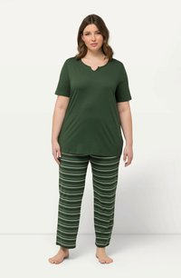 Groene korte mouwtop met een ronde hals, gecombineerd met gestreepte broek in groen en wit. Gemaakt van zachte, ademende stof.