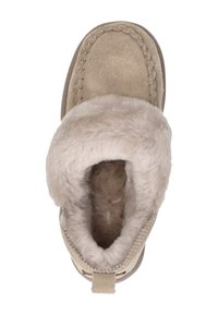 Tan suède pantoffel met een pluizige nepkantenvoering, afgeronde vorm en decoratieve stiksels langs de randen. Beschikt over een lusvormige trekhaak.