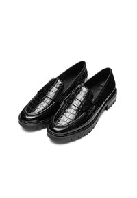 Een paar zwarte glanzende leren loafers met krokodillenstructuur en stevige rubberen zolen op een witte achtergrond.