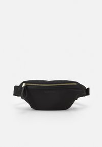 Svart nylonmidjeväska med guldfärgad dragkedja, logotyp präglad på framsidan, justerbar rem, böjd form och slät yta.