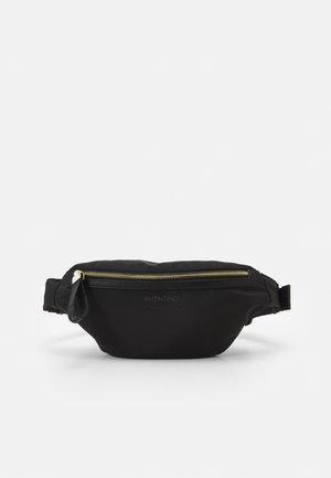 Marsupio in nylon nero con cerniera dorata, logo impresso sulla parte frontale, tracolla regolabile, forma curva e texture liscia.