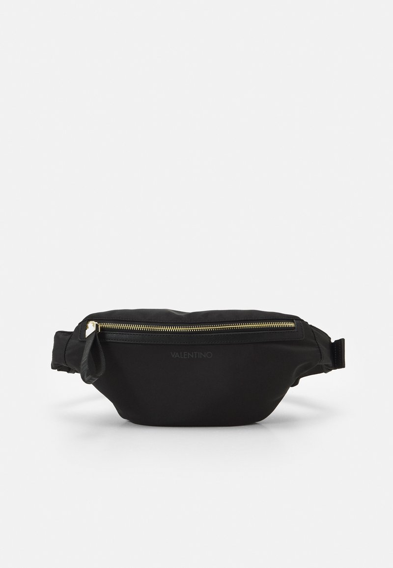 Svart nylonmidjeväska med guldfärgad dragkedja, logotyp präglad på framsidan, justerbar rem, böjd form och slät yta.