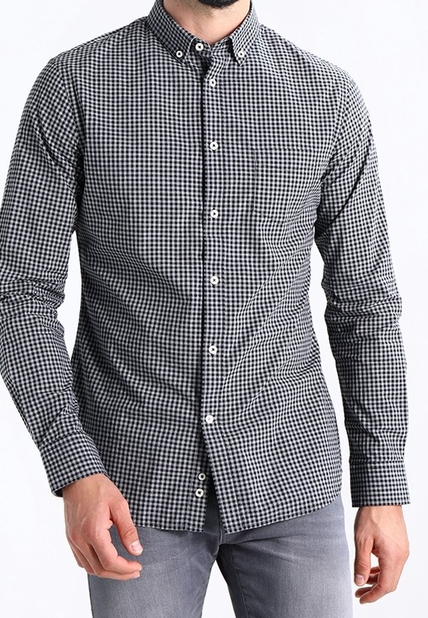 Camisa de cuadros en blanco y negro con botones, de manga larga y cuello, con una tela suave y un diseño ajustado.