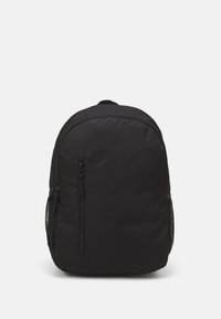 Zaino in tessuto nero con scomparto principale con zip, tasche laterali in rete e design superiore curvo. Texture liscia e costruzione leggera.