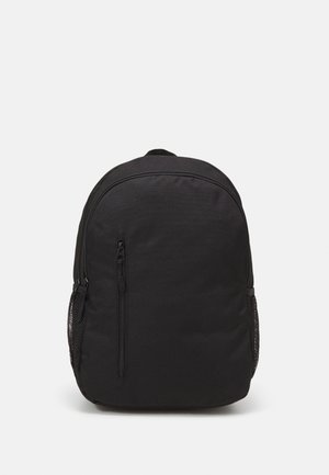 Schwarzer Stoffrucksack mit einem mit Reißverschluss verschlossenen Hauptfach, seitlichen Netztaschen und einem gewölbten Design an der Oberseite. Glatte Textur und leichtes Material.