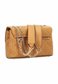 Gesteppte hellbraune Handtasche mit einem glatten Lederklappe, silberner Kettenriemen und einer vorderen Reißverschlusstasche. Mit geprägtem Muster und goldfarbenen Beschlägen.