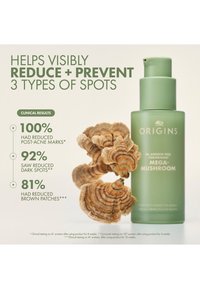Bouteille pompe verte étiquetée "Origins Mega-Mushroom" à côté de tranches de champignon brunes, texturées et superposées. Fond minimaliste avec des résultats cliniques énumérés.