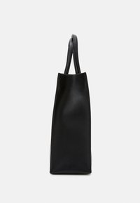 Svart läder tote bag med en strukturerad, vinklad form, slät textur och två rundade handtag, med minimala sömnadsdetaljer.