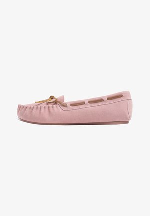 Rosa Wildleder-Mokassinschuhe im Stil mit runder Zehenpartie, seitlichen Ausschnitten und einer dekorativen Schleife vorne. Glatte Textur, flache Sohle.