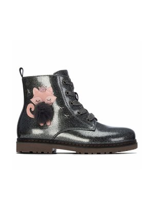 Botín negro brillante con cordones y suela marrón, con un gato rosa con los ojos cerrados, una corona brillante, estrellas y un pompón negro en el lateral.