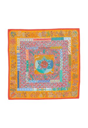 Vierkante zijden sjaal met gelaagde geometrische en bloemmotieven in oranje, rood, blauw en groene tinten met een rode rand.