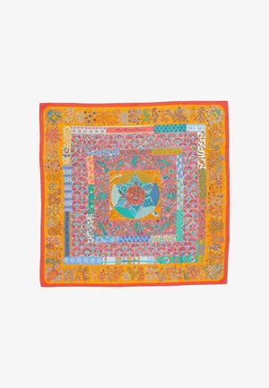Vierkante zijden sjaal met gelaagde geometrische en bloemmotieven in oranje, rood, blauw en groene tinten met een rode rand.