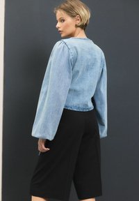 Next REGULAR FIT - WRAP - Blūze - bleach