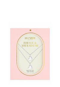 Zilveren hartkettingen gepresenteerd in een roze doos. Elke ketting heeft een uniek hart-onderdeel en een fijne ketting met een slank ontwerp.