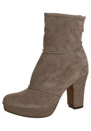 Taupe ruskind ankelstøvle med rund tå, platformsål og chunky høj hæl.