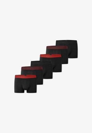 Sorte bokserhorts i en pakke med seks, hvoraf to har røde elastikker og fire har sorte elastikker. Lavet af blødt stof, designet til komfort.