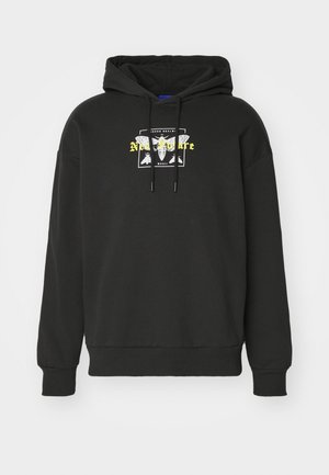 Felpa nera in cotone con una grafica frontale caratterizzata da testo giallo e elementi di design bianchi. Include un cappuccio con cordino e polsini a costine.