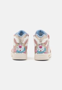 Zapatillas infantiles en rosa y beige con forro interior azul, que presentan suaves orejas de conejo blancas y caras de conejo de dibujos animados en el talón.