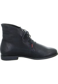 Botas de cuero negras hasta el tobillo con punta redonda, diseño de cordones y un pequeño acento rojo. Superficie texturizada y tacón bajo apilado.