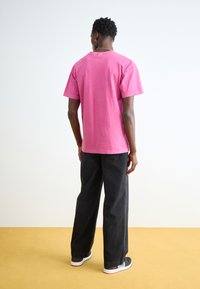 Carhartt WIP NELSON  - T-shirts basic - magenta garment dyed
