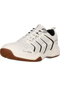 Vit sportskor med ett ventilerande meshoverdel, svarta och gyllene accenter, gummisula och framträdande yttre spår för grepp.