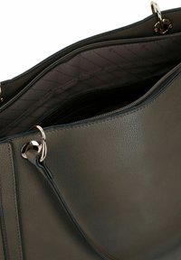 Grande borsa a tracolla in pelle grigia con superficie testurizzata, dotata di una cerniera color oro e accessori decorativi, e un interno foderato.