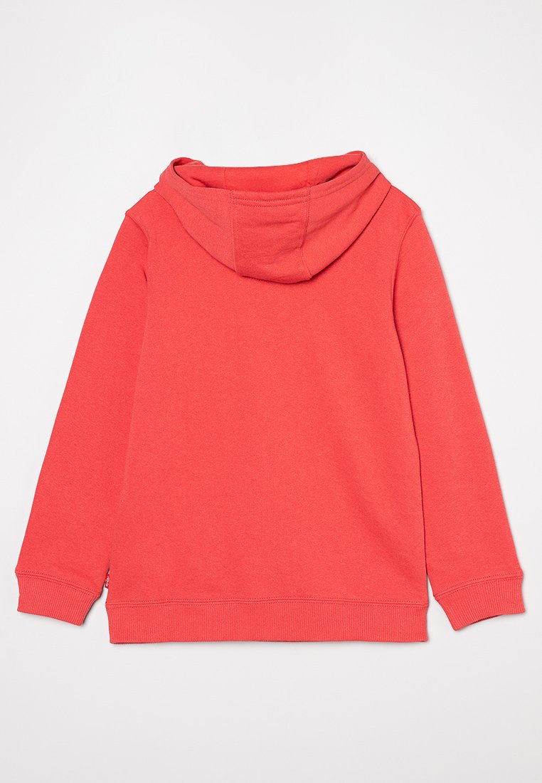 Sudadera con capucha roja de manga larga y puños acanalados, exhibida desde la parte posterior sobre un fondo blanco liso.