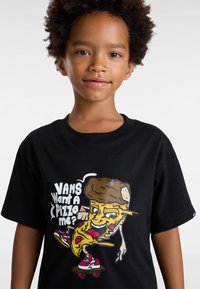 Černé bavlněné tričko s barevnou grafikou skateboardové pizzy a hravým textem. Uvolněný střih s kulatým výstřihem.