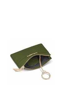 Portafoglio in pelle verde con chiusura a zip, dotato di un portachiavi in catena dorata e superficie testurizzata, con più scomparti per carte all'interno.