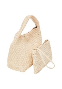 Beige kudotasku, jossa on suuri pääosasto ja pieni irrotettava pussukka, molemmilla on teksturoitu, punottu muotoilu.