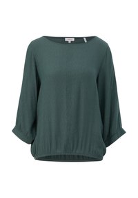 Blusa ligera verde con acabado texturizado, escote amplio, y mangas tres cuartos remangadas en los puños; ajuste relajado con dobladillo redondeado.