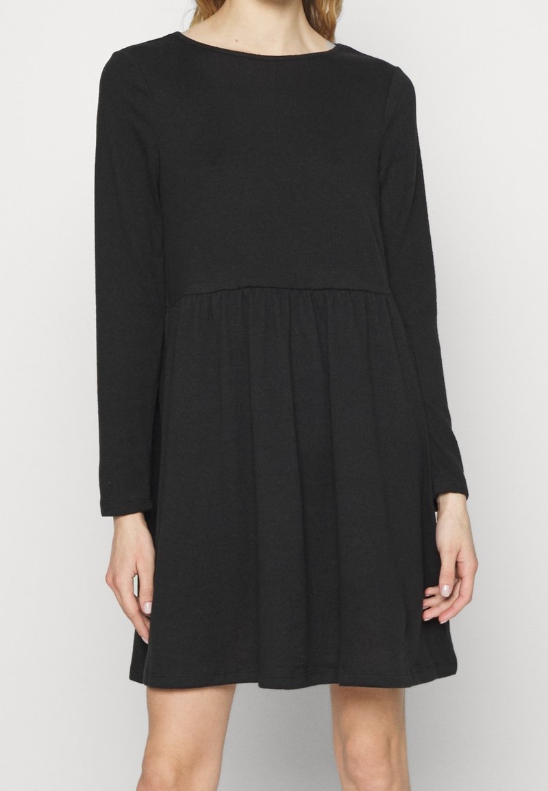Schwarzes langärmliges Kleid mit rundem Ausschnitt, tailliertem Oberteil und ausgestelltem Rock, aus weichem Stoff mit glatter Textur.