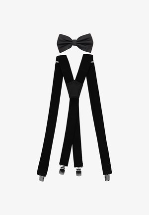 Schwarze Hosenträger mit silbernen Clips und einer strukturierten Oberfläche, kombiniert mit einer passenden schwarzen Fliege, alles auf einem weißen Hintergrund präsentiert.