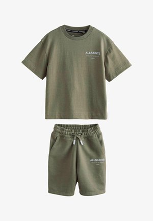 Olijfgroen T-shirt met korte mouwen en shorts met elastische taille, met wit AllSaints-logo en Japanse tekst op borst en dij.