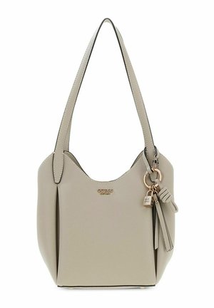 Sac à main en cuir beige avec une bandoulière simple, logo Guess doré et anneau décoratif doré avec pompon et pendentif cadenas.
