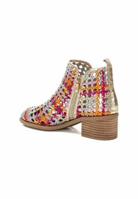 Botines de tobillo coloridos y trenzados que presentan tonalidades de rosa, naranja y dorado con un acabado texturizado, cremallera lateral y tacón apilado.