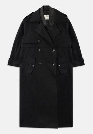 Musta kaksirivinen trench-coat leveillä läpillä, nappikiinnityksellä varustetuilla läppätaskuilla, hartiatoppauksilla ja hihansuun remmeillä, asetettuna tasaisesti valkoiselle taustalle.