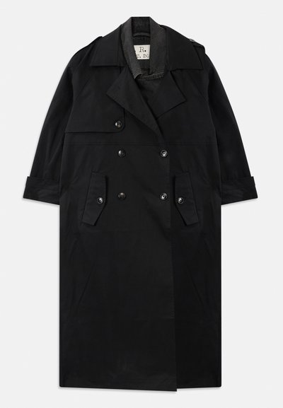 Manteau trench noir à double boutonnage avec larges revers, poches à rabat boutonnées, épaulettes et sangles aux poignets, posé à plat sur un fond blanc.