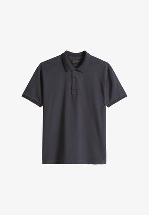 Polo a maniche corte di colore grigio scuro con collo a costine, chiusura con due bottoni e bordi delle maniche a costine, distesa su uno sfondo bianco.